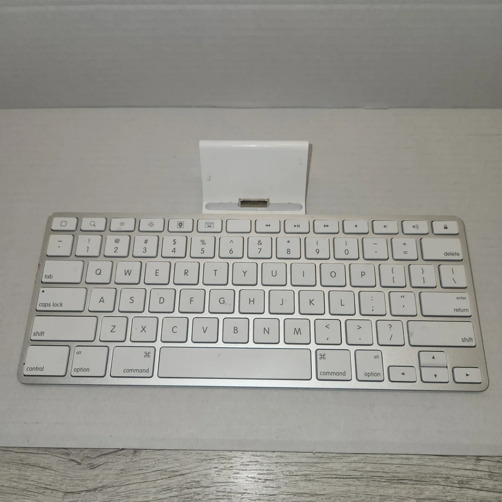 Apple iPad Keyboard Dock A1359 White C1